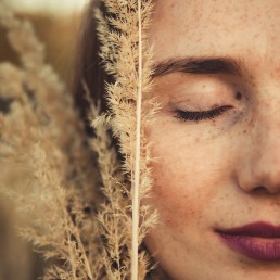 shallow focus photo of woman